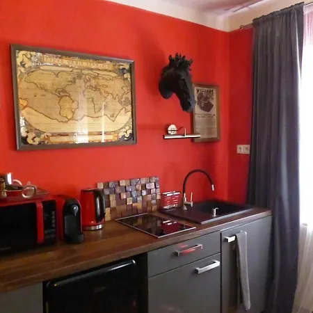 Homestay Decadent Art Club *