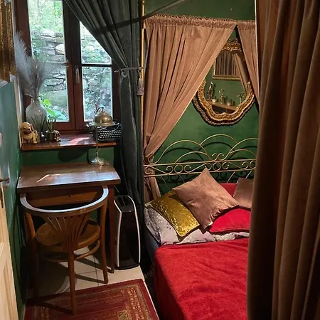Decadent Art Club Homestay *
