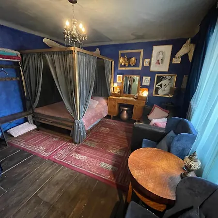 Decadent Art Club Homestay *