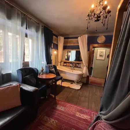 Decadent Art Club Homestay *